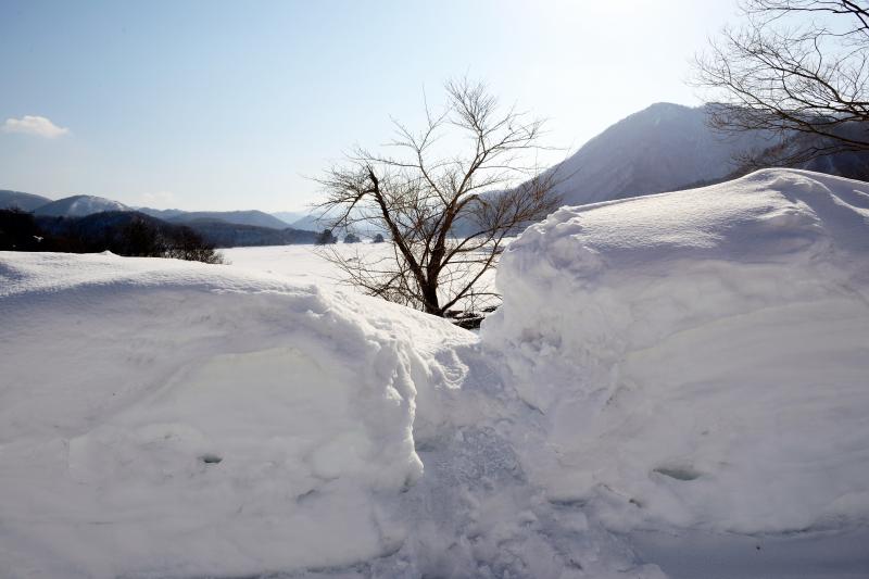 [ 秋元湖の小野川発電所付近の撮影場所 ]  道路わきから湖を一望できる場所に向かいます