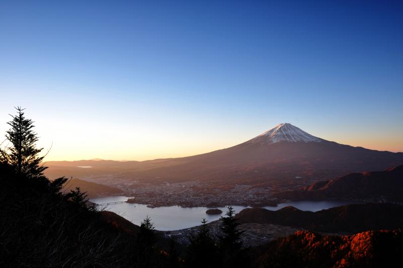 朝日を浴びる富士山と河口湖 | 