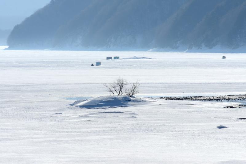 [ 白い隆起 ]  凍った湖面が盛り上がっています