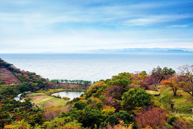 [ 明神池 ]  海岸沿いに池があります