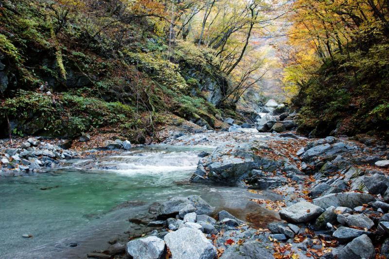 [ 竜洗峡 ]  花崗岩の岩と紅葉が美しい