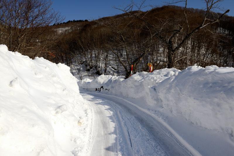 [ 小野川発電所へ向かう道 ]  除雪はされていますが朝は凍結しています