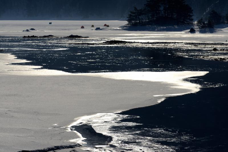 [ 明暗 ]  氷の上の雪の陰影