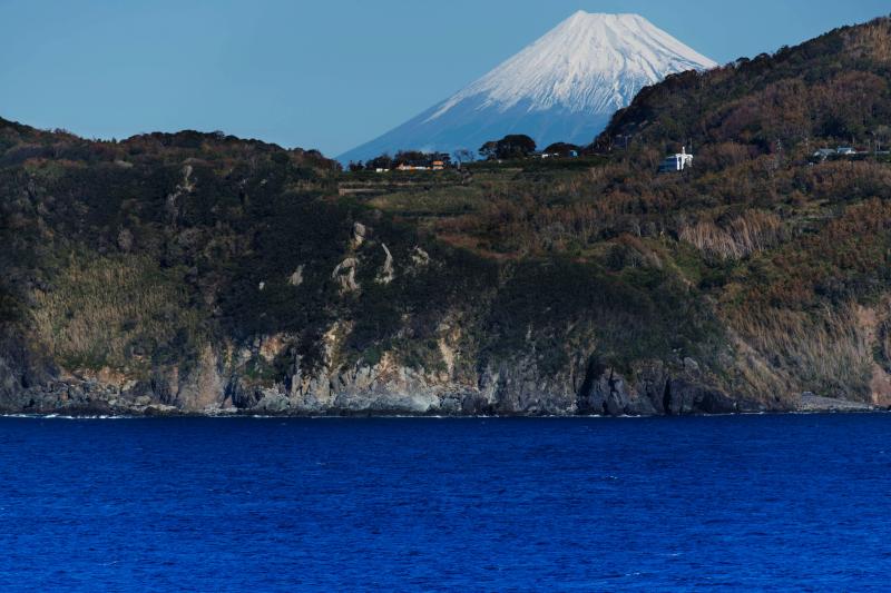 [ 絶壁の上から ]  大きな富士山が見えます