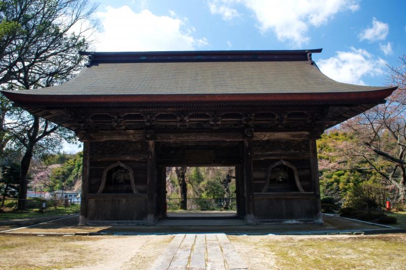 [ 田村大元神社の門 ]  本殿前から見た立派な門