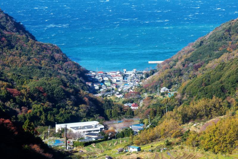 [ 港町とブルーの海 ]  山の谷間の港町とその先に広がる海が綺麗