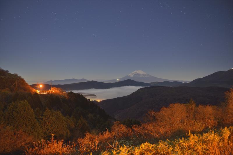 [ 大観山から見た富士山 ]  芦ノ湖の雲海が幻想的です。