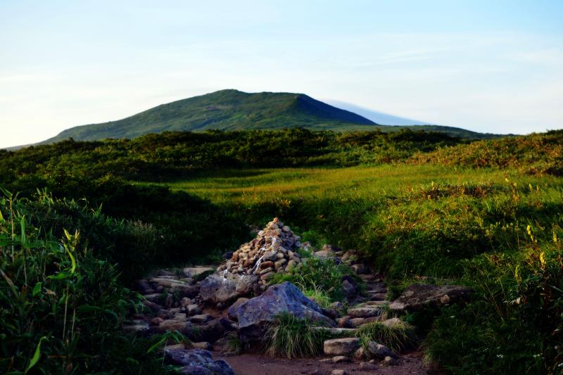 日本百名山 月山 登山撮影ガイド 前編 弥陀ヶ原から山頂へ 緑の中に点在する雪渓 ピクスポット 絶景 風景写真 撮影スポット 撮影ガイド カメラの使い方