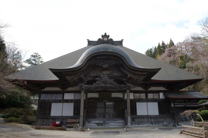 [ 天沢寺の本堂 ]  重厚な造りの本堂。彫刻がすごい。