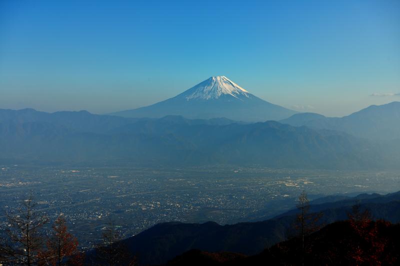 [ 快晴の富士 ]  雲ひとつ無い空と富士山（甘利山から遠望）