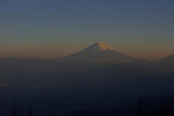 [ 甘利山からの富士山夕景 ]  夕暮れ時、富士山の周りがオレンジ色に