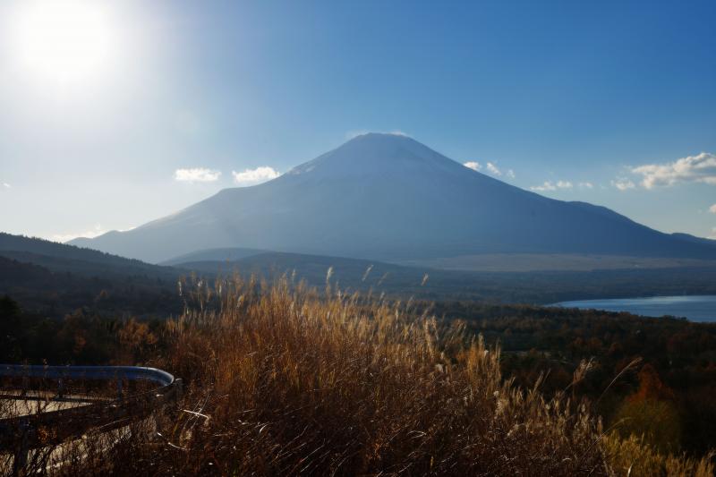 [ 雲の切れ間からの光芒 ]  富士山の稜線の雲から強い光が出ています