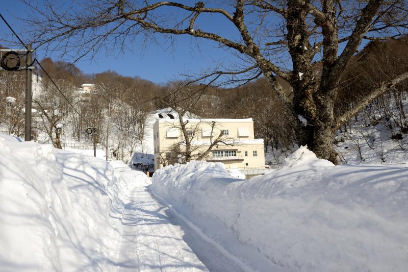 [ 小野川発電所 ]  林道を進むと小野川発電所が現れます