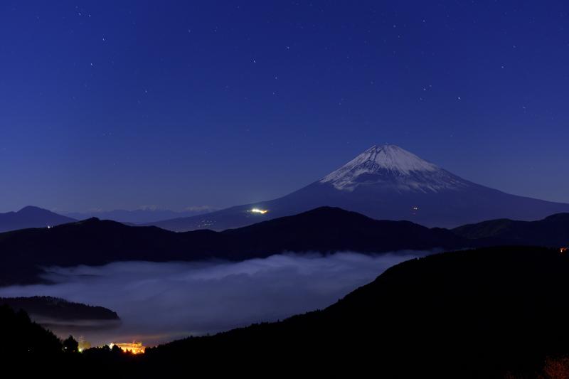 [ 大観山からの富士山と芦ノ湖の雲海 ]  芦ノ湖は雲海で埋まり富士山の上には星空が広がっています