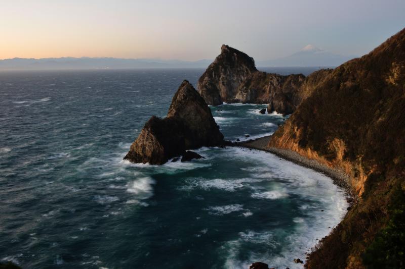 [ 千貫門と富士山と南アルプス ]  駿河湾越しに夕焼けの南アルプスが見えます