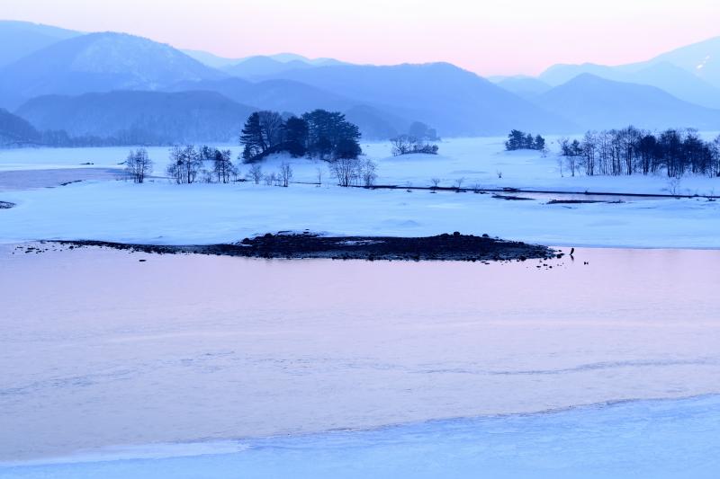 [ 静寂の湖 ]  朝焼けに染まった湖面が美しい