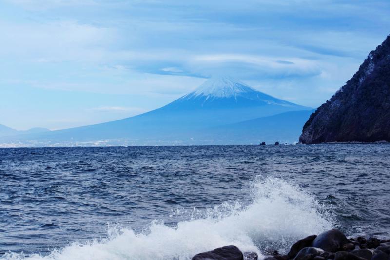 [ 波しぶきと富士山 ]  井田の海岸からの富士山