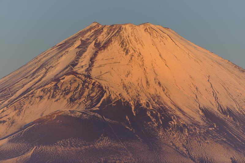 [ 大観山から見た富士山頂 ]  富士山頂が朝日を浴びています