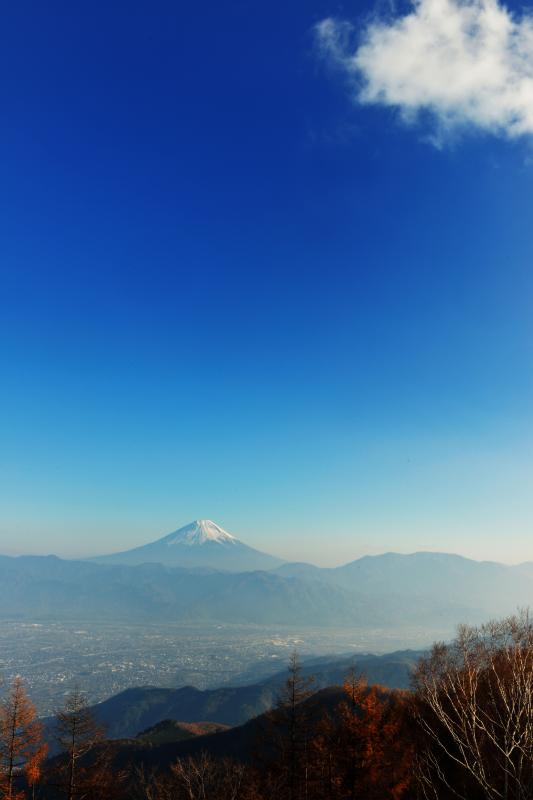 [ 甘利山の秋景色と富士山 No4 ]  青い空に雲が流れてきました