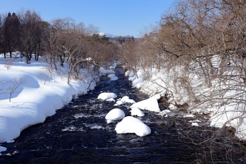 [ 秋元湖排水口 ]  堤防の水門からの流れ