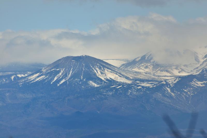 [ 吾妻小富士の雪ウサギ ]  吾妻小富士の右斜面に残る雪はウサギに見えるようです。