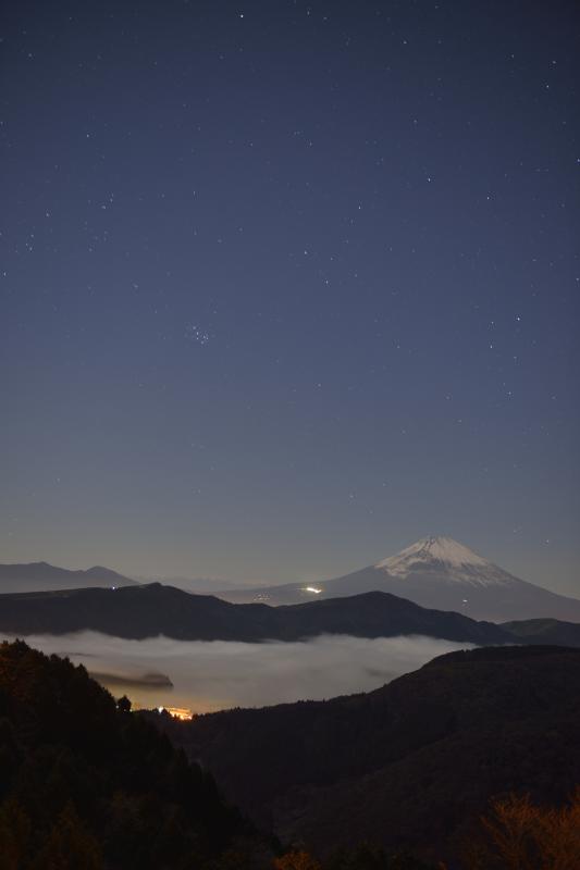 [ 星空に見守られた富士山 ]  夜明け前の芦ノ湖と富士山