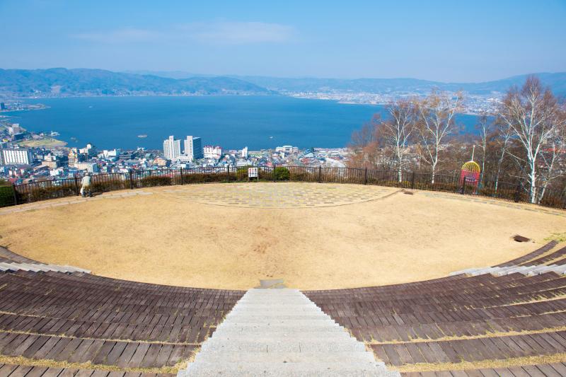 [ 広いテラスが気持ちいい ]  階段の横は座れるようになっています。