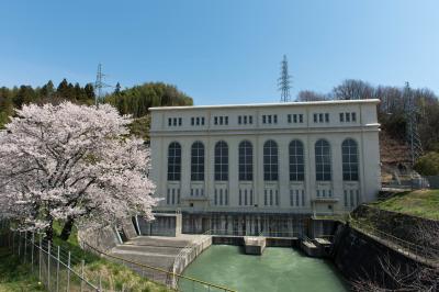 南向水力発電所の桜| レトロな感じの建物です。