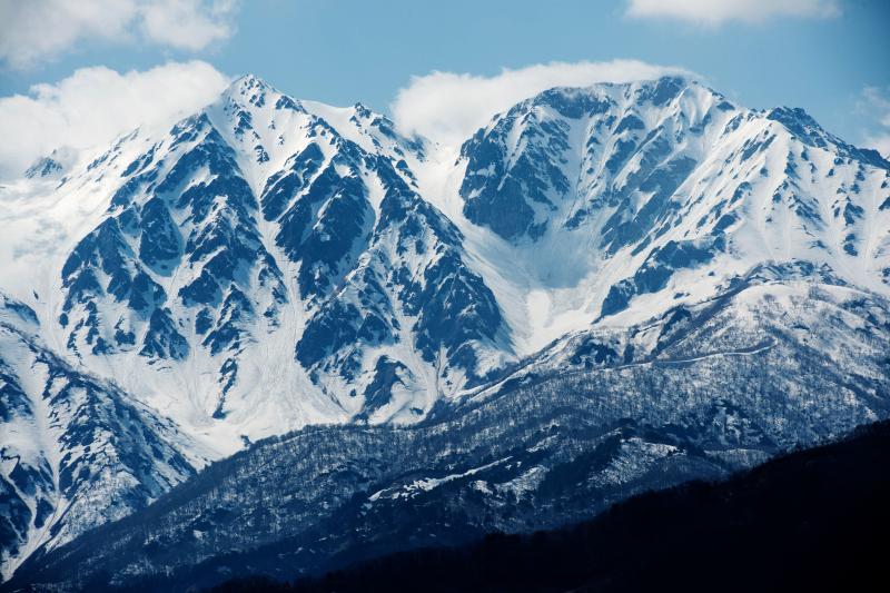 [ 残雪の白馬三山 ]  望遠レンズを使えば迫力の雪山写真が撮れます。