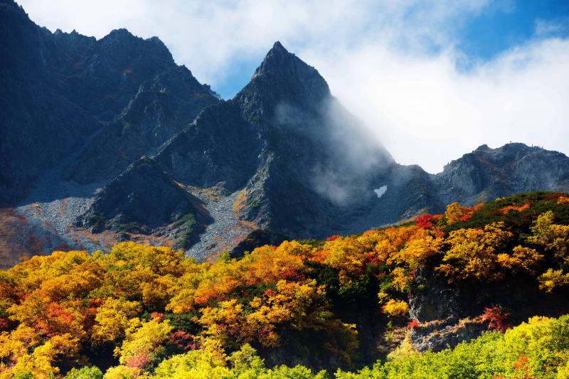 [ 天を突く涸沢槍 ]  涸沢カールで最も印象的な山