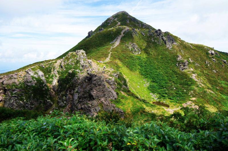 [ 夏の終わりの岩木山 ]  緑と岩のバランスが良い山です。