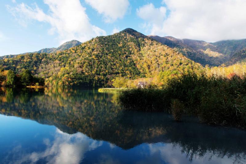 [ 湯ノ湖に映る青い空 ]  青い空と山が湖面に映っています。