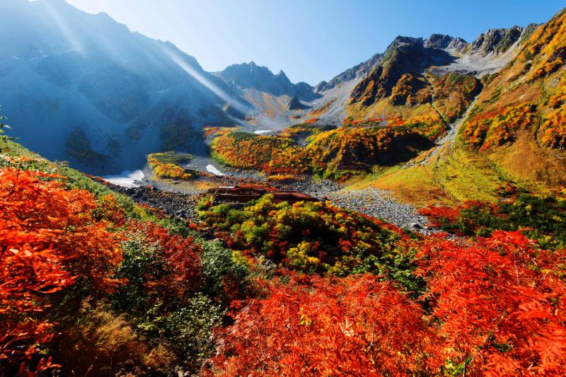 [ 涸沢の光芒 ]  穂高の山々から光芒がカールに届きます。