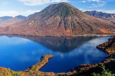 錦秋の八丁出島と逆さ男体山| 半月山展望台は蛇のような形をした八丁出島を眼下に、日光の大パノラマが一望できます。風の穏やかな日は逆さ男体山と紅葉の絶景が。