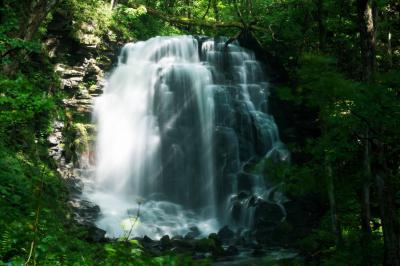 爽やかな水しぶきと光芒| 凹凸ある岩が美しい流れを作り出しています。