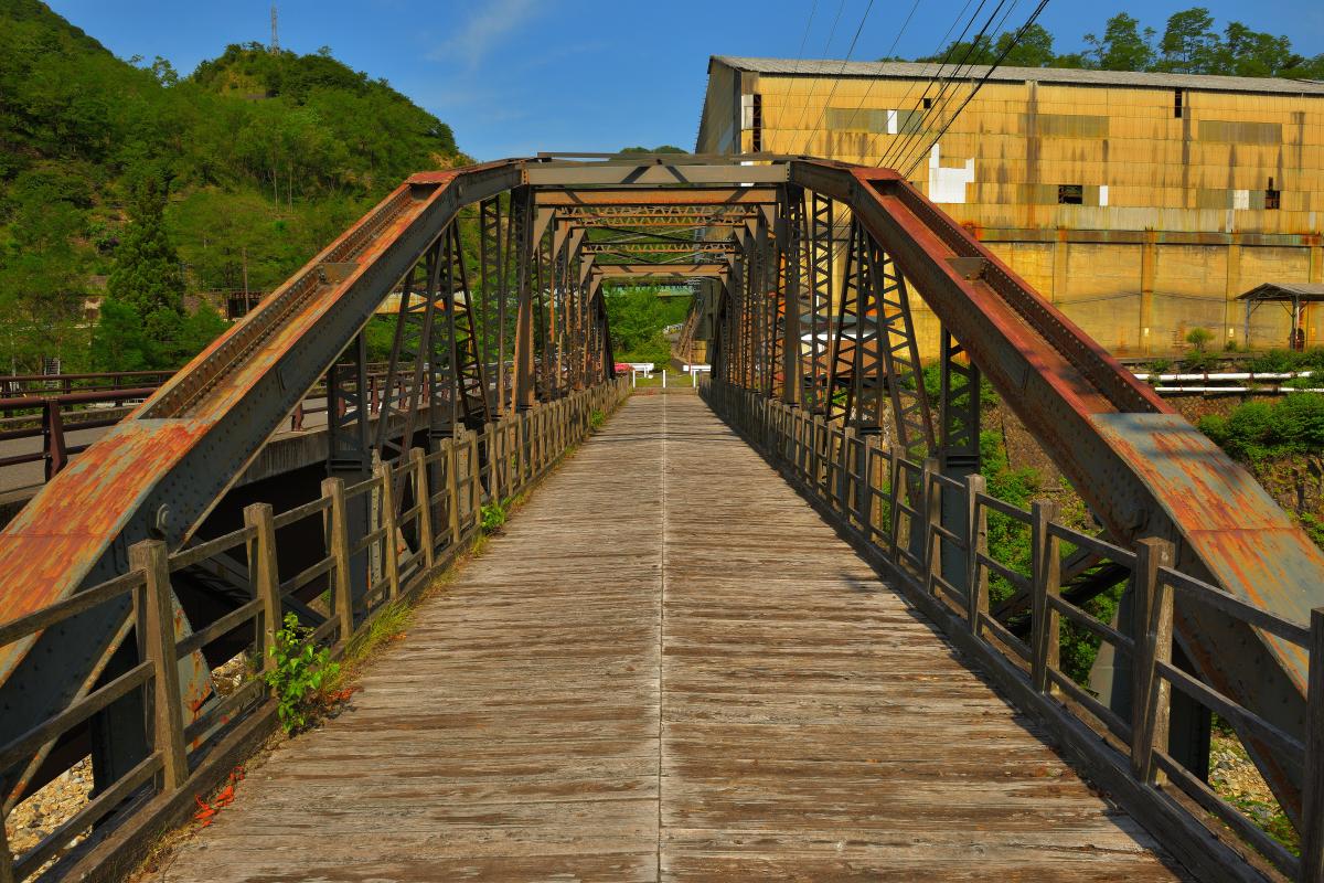 歴史遺産の橋 錆びた鉄が味わい深い古河橋。背後には本山精錬所跡があり、かつての足尾の繁栄を感じることができます。