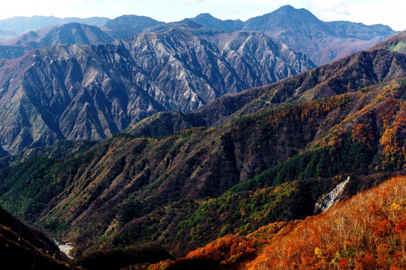 [ 重厚感・メタリック ]  足尾の山々のメタリック感が凄い。荒々しく迫力ある風景が目の前に広がっています。