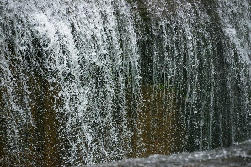 [ 飛沫踊る ]  岩盤から流れ落ちる水を高速シャッターで撮影。水の動きを捉えることができました。望遠レンズで水の流れを切り取るのが楽しい場所です。