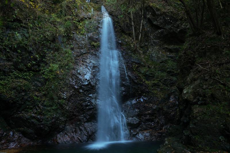 払沢の滝| 4段で構成される滝の最下段。この滝壷には大蛇が棲んでいるという伝説があります。