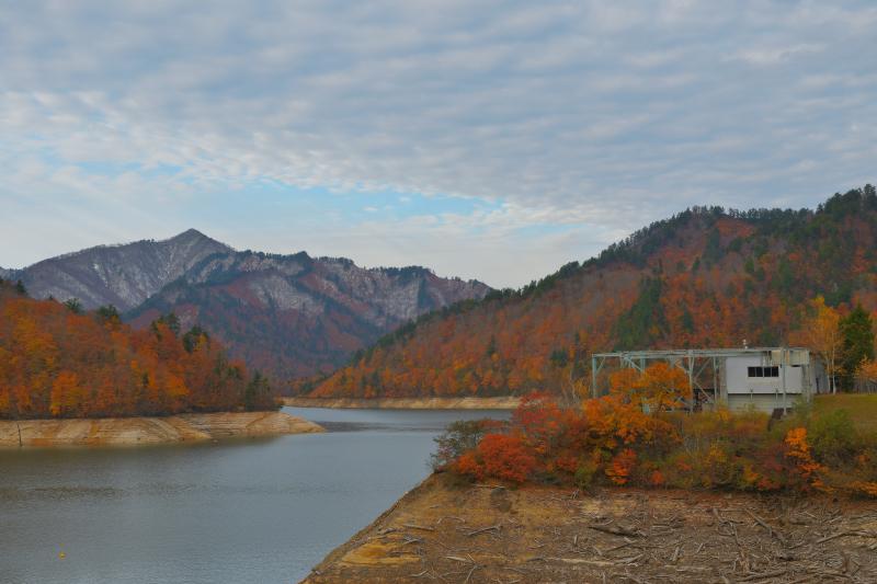 [ 迫り来る冬 ]  周囲の山々が冠雪し、秋から冬へと季節が変わっていきます。