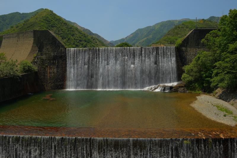 [ 足尾砂防堰堤 ]  橋の上からは2段の砂防堤を見ることができます。水が澄んでいて綺麗でした。