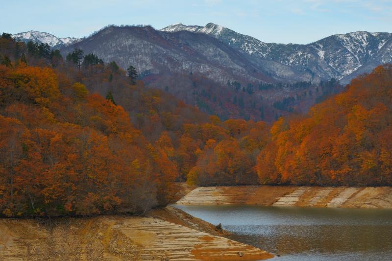 [ 冠雪の山と終わりかけの紅葉 ]  利根川の源流に位置する奥利根湖。周辺のダム湖より冬の足音が早く聞こえてきます。