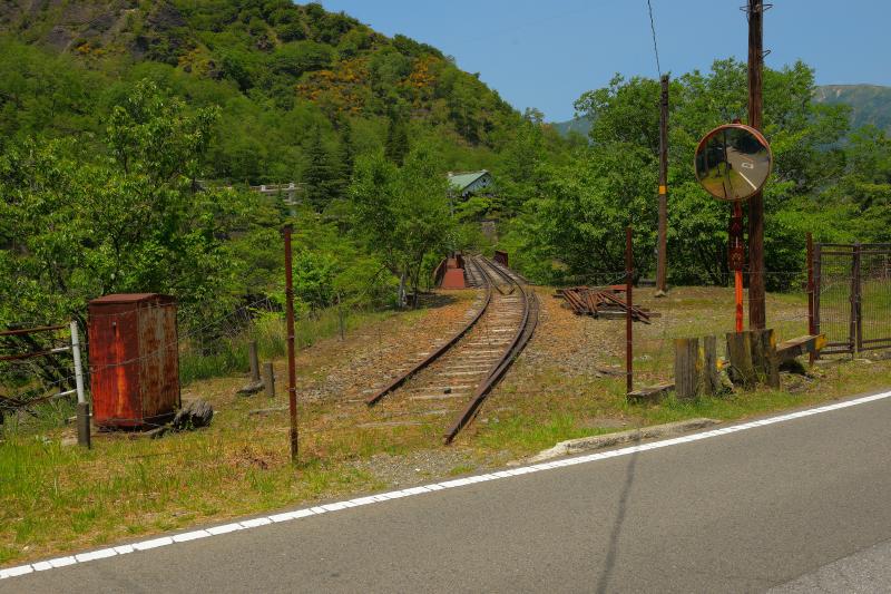 [ 廃線風景 ]  道路わきに線路と橋が突然出現します。足尾は産業遺産を探しながら旅をする楽しさがあります。