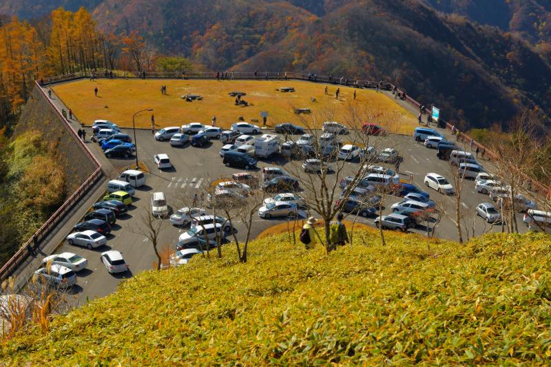 [ 半月山第二駐車場全景 ]  