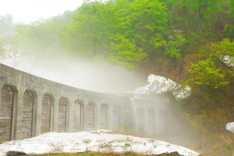 [ 滝雲 ]  トンネル出口の建造物の上から、滝雲が流れ落ちてきました。