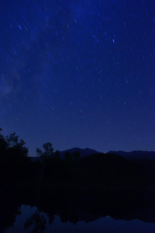 [ 乗鞍星景色 ]  夜の静かな「まいめの池」。空を埋め尽くすほどの星が輝いていました。