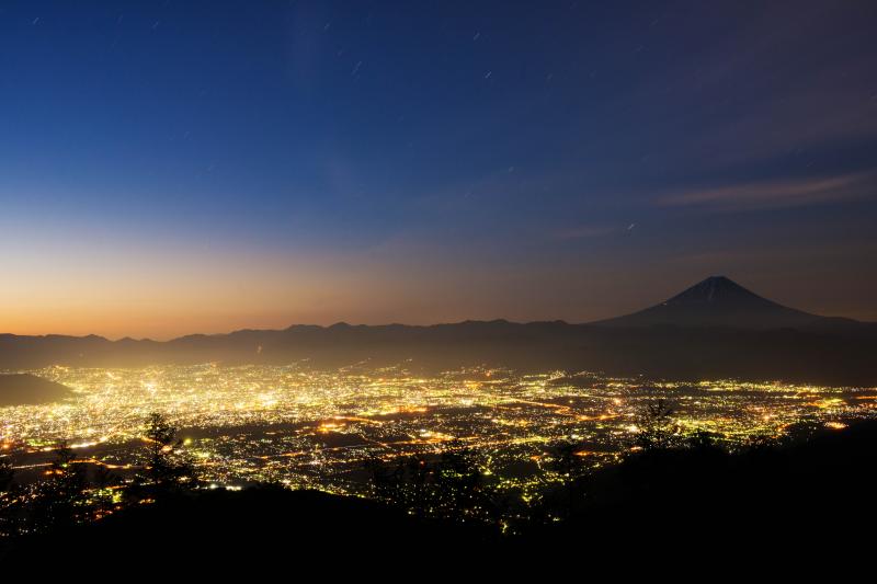 甘利山からみる甲府の夜景と富士山| 夜景・星景・雲海など様々なシーンを楽しめる場所です。