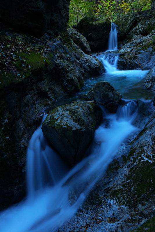 [ 岩を走り抜ける滝 ]  巨大な岩が印象的な場所ですが、岩の間を流れる水の流れも美しいです。