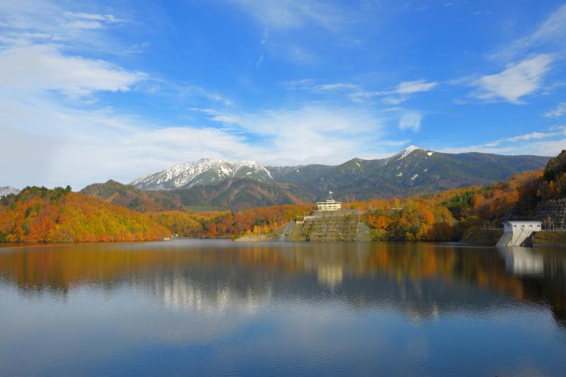 [ 紅葉と冠雪した尾瀬の峰々 ]  ならまた湖からは至仏山をはじめ、尾瀬の山々を一望することができます。青空が広がり、三段紅葉を見ることができました。