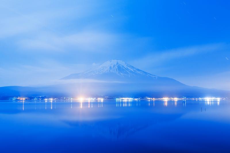 幻想| 湿度が高い日で、富士山の低い位置に雲が流れ、湖面にも少し霧が出ていました。
